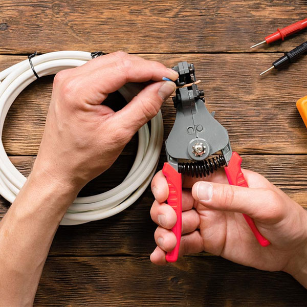 Automatically adjustable wire stripper and cutting pliers